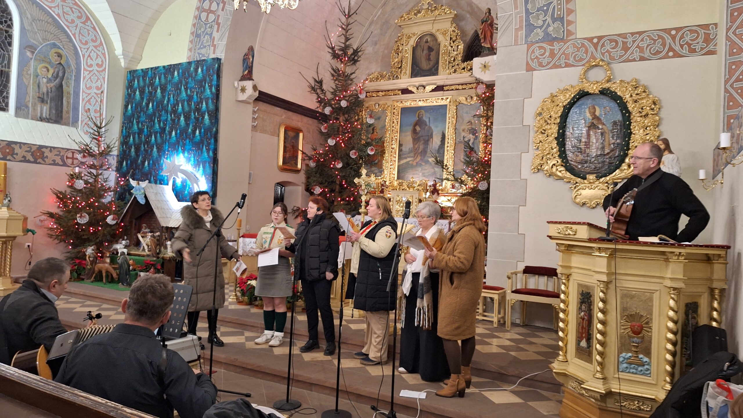 KONCERT CHÓRU I WSPÓLNE ŚPIEWANIE KOLĘD W ŚWIĄTYNI W MSZANIE