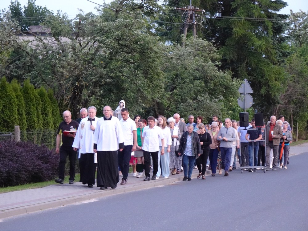PROCESJA Z FIGURĄ MATKI BOŻEJ W MAŁKACH. ZAWIERZENIE PARAFII I RODZIN MATCE NAJŚWIĘTSZEJ -MISJE PARAFIALNE- 4.06.2025