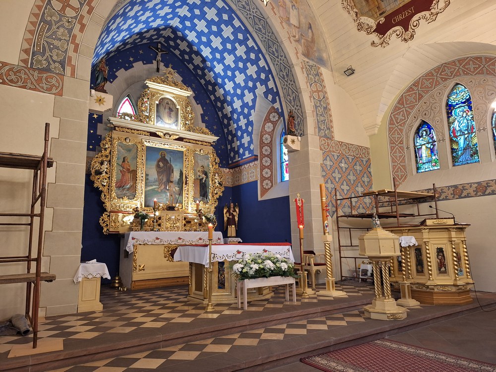 TRWAJĄ PRACE Z ODNOWIENIEM POLICHROMII KOŚCIOŁA W MSZANIE