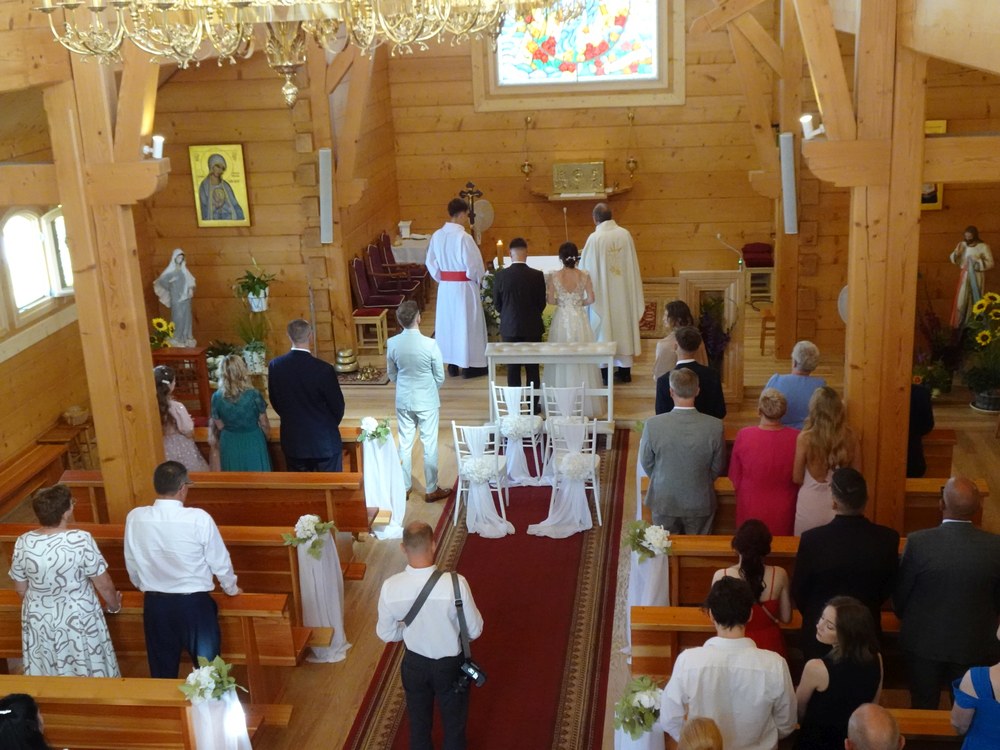 ŚLUB KAROLINY I ROBERTA – 15.08.2025. ZACHĘCAMY DO ZAWIERANIA ZWIĄZKÓW MAŁŻEŃSKICH W NOWEJ KAPLICY W MAŁKACH